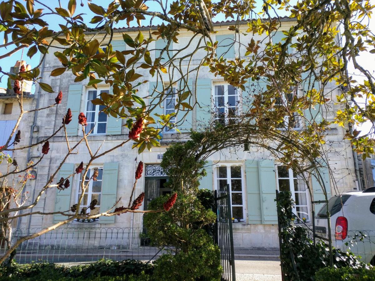 Quai Des Fleurs Saint-Savinien Exterior photo