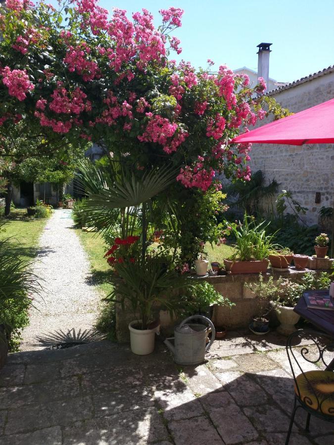 Quai Des Fleurs Saint-Savinien Exterior photo